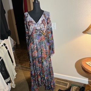 Beautiful size 12 Anthropologie maxi dress, lovely silhouette and colors.